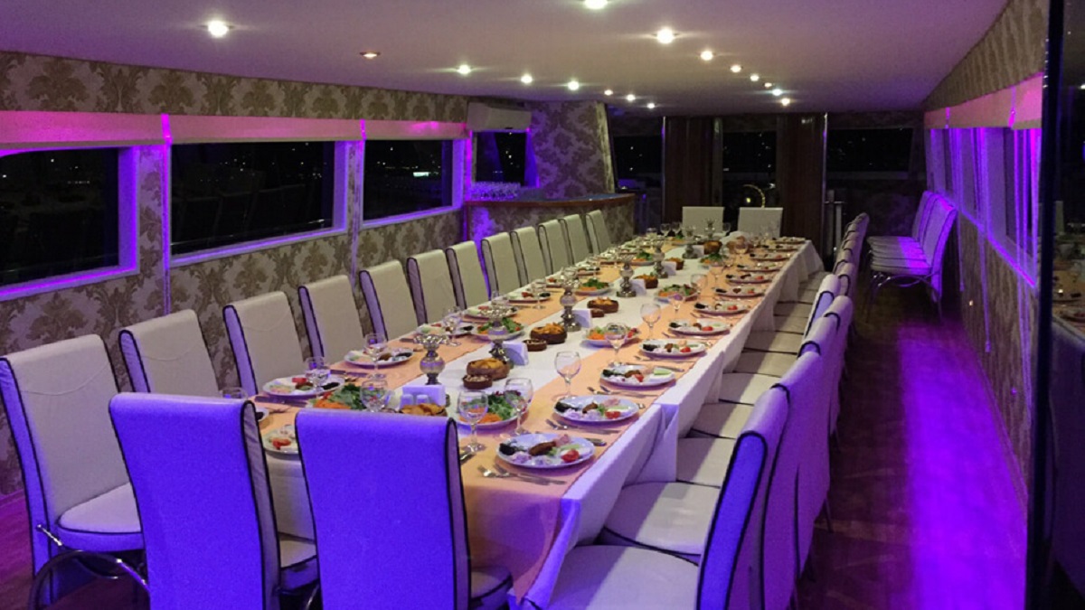 Teknede İş Yemeği