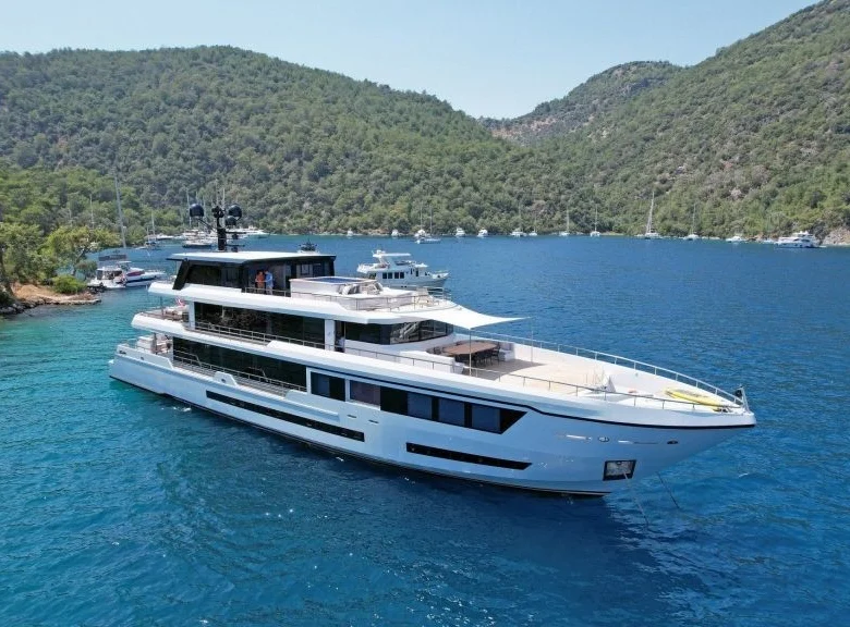 Charter Yacht | OCEAN BREEZE