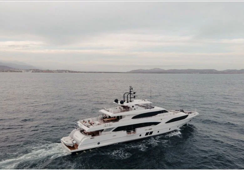 Charter Yacht | MAJESTY 125