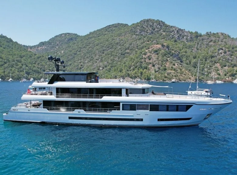 Charter Yacht | OCEAN BREEZE
